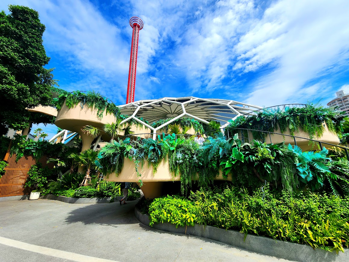 Asiatique 園區綠意造景與遠方的高空鞦韆塔