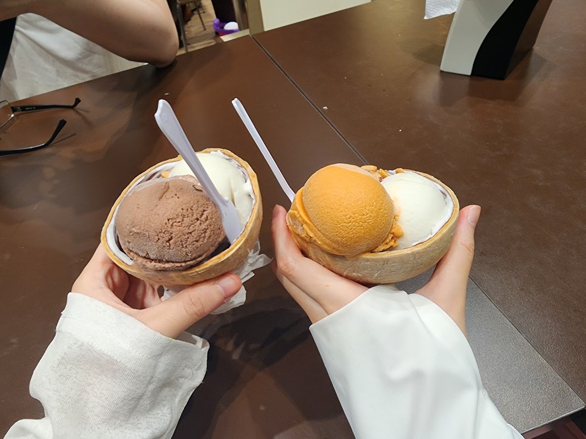 兩份裝在椰子殼裡的冰淇淋