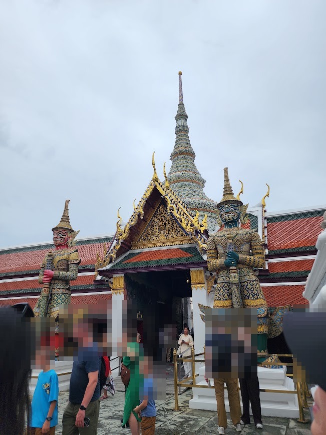 玉佛寺大殿門口的夜叉守護神