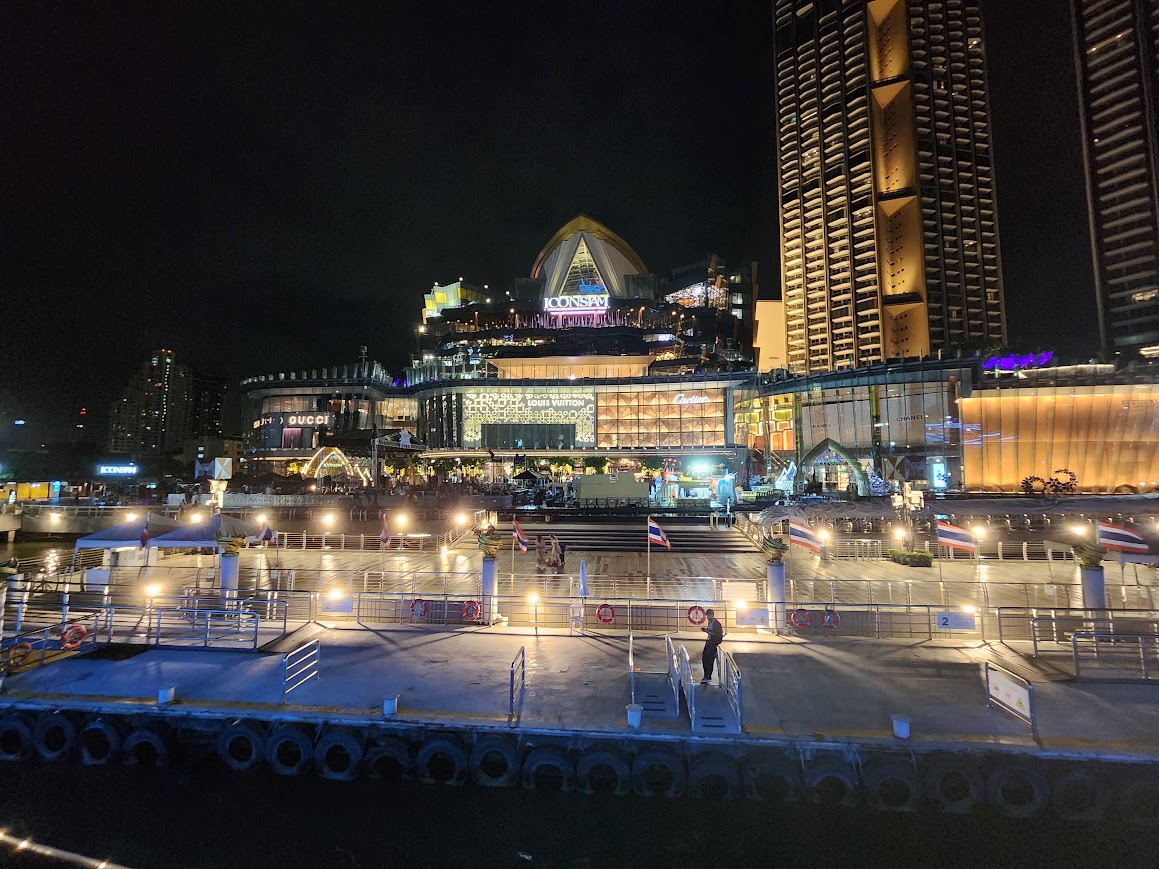 從船上回望 ICONSIAM 碼頭夜景