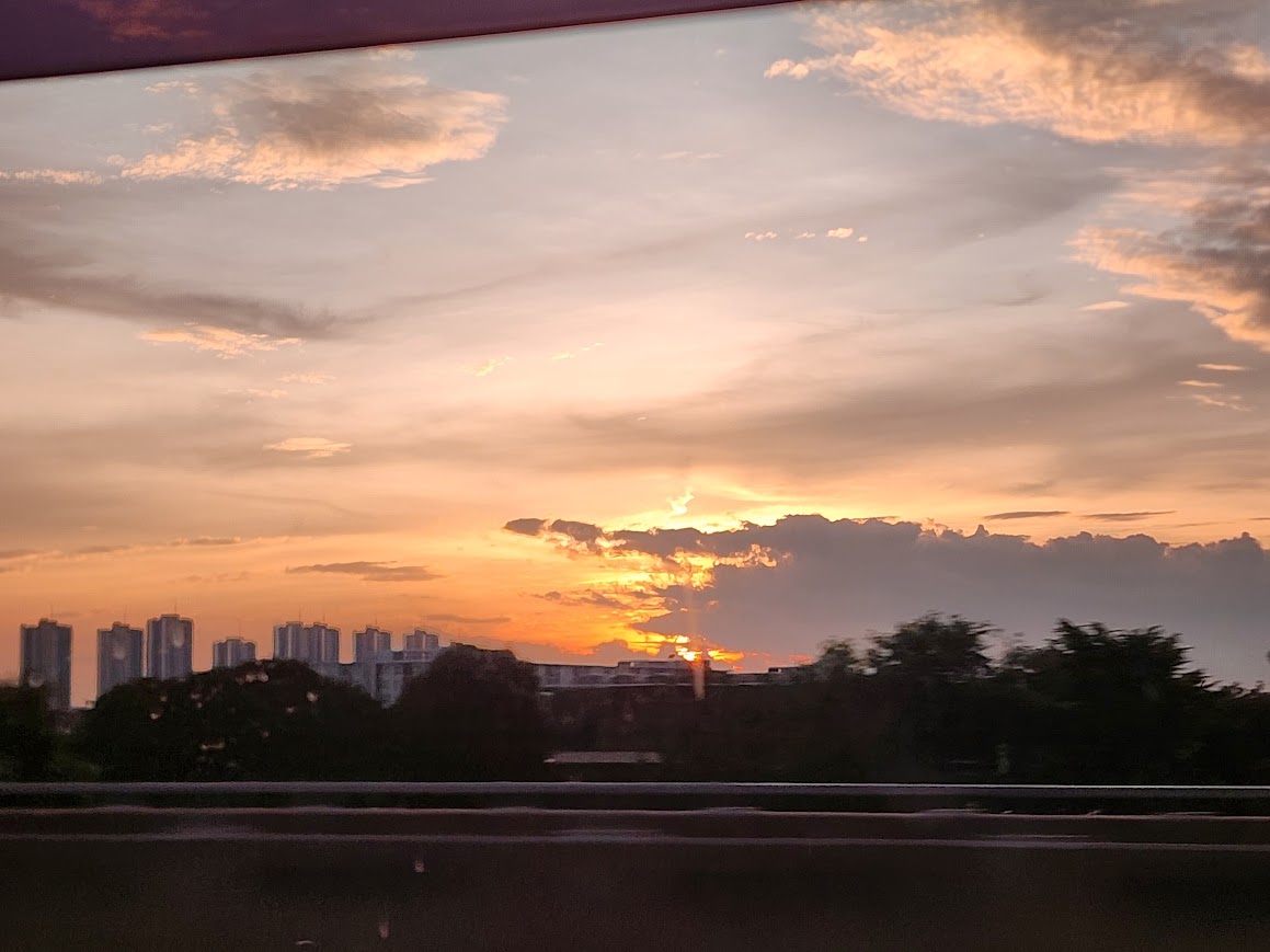 回程車上看見的城市夕陽
