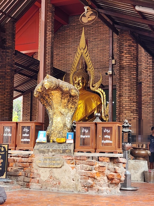崖差蒙空寺的金色佛像