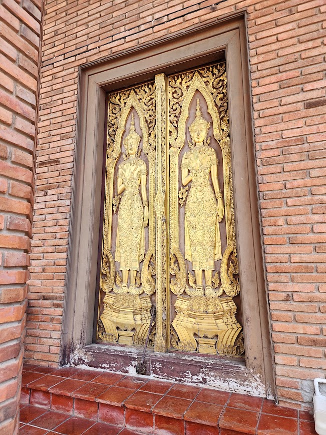 崖差蒙空寺的金色天神門雕