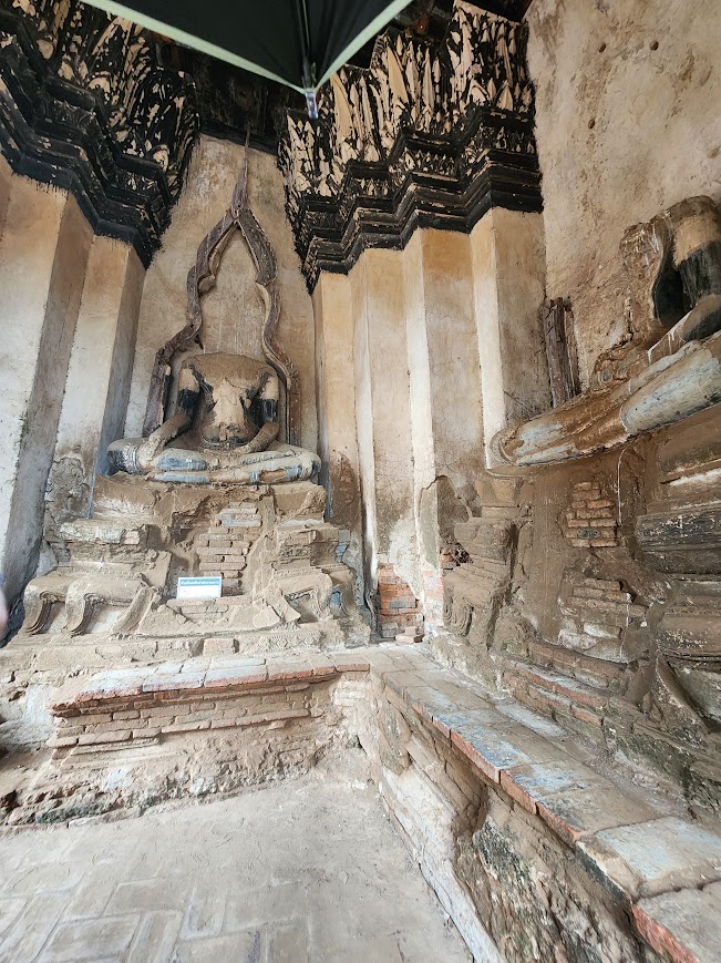 柴瓦塔那蘭寺殿內的無頭坐佛