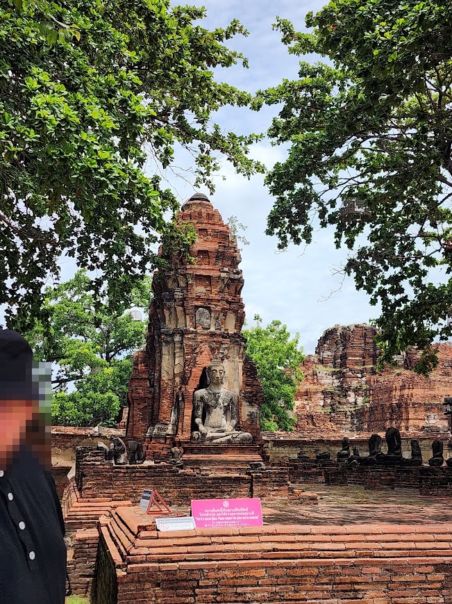 瑪哈泰寺古塔前的坐佛