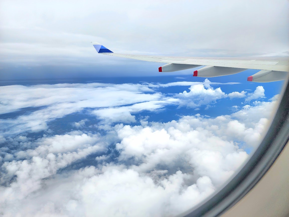 飛機窗外的藍天雲海